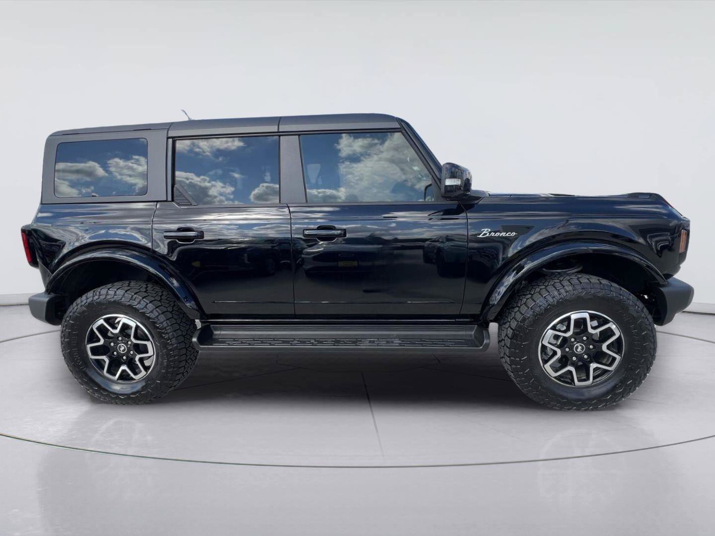Certified 2025 Ford Bronco Outer Banks AWD/4WD image 2