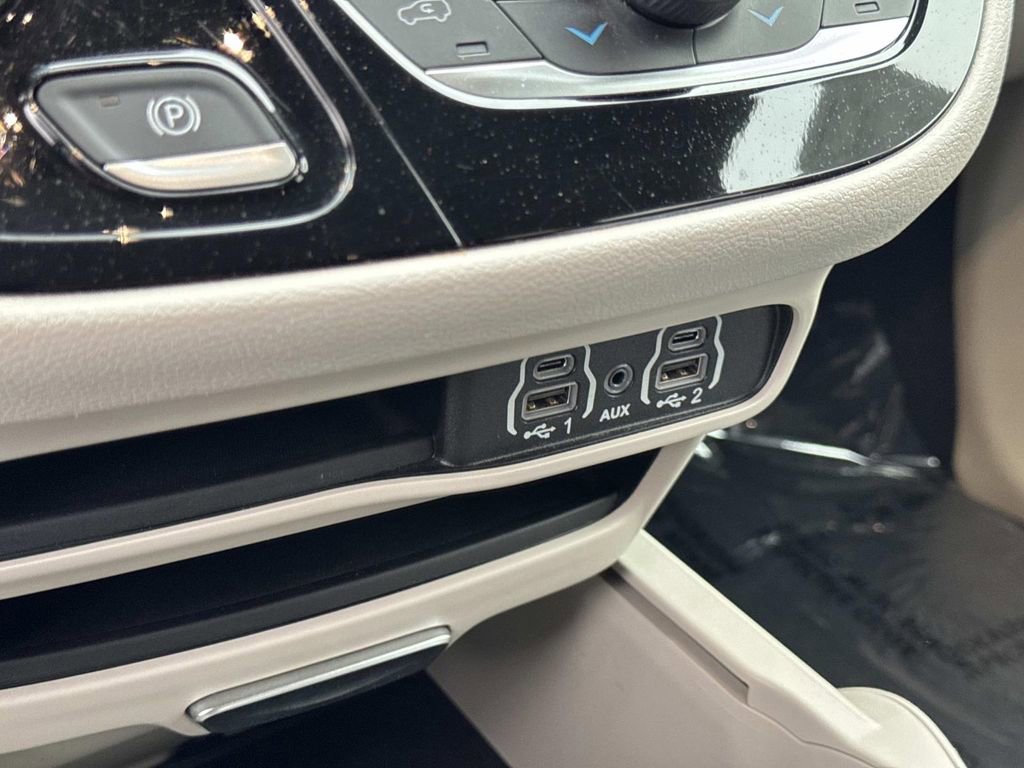 Used 2023 Chrysler Voyager LX image 27