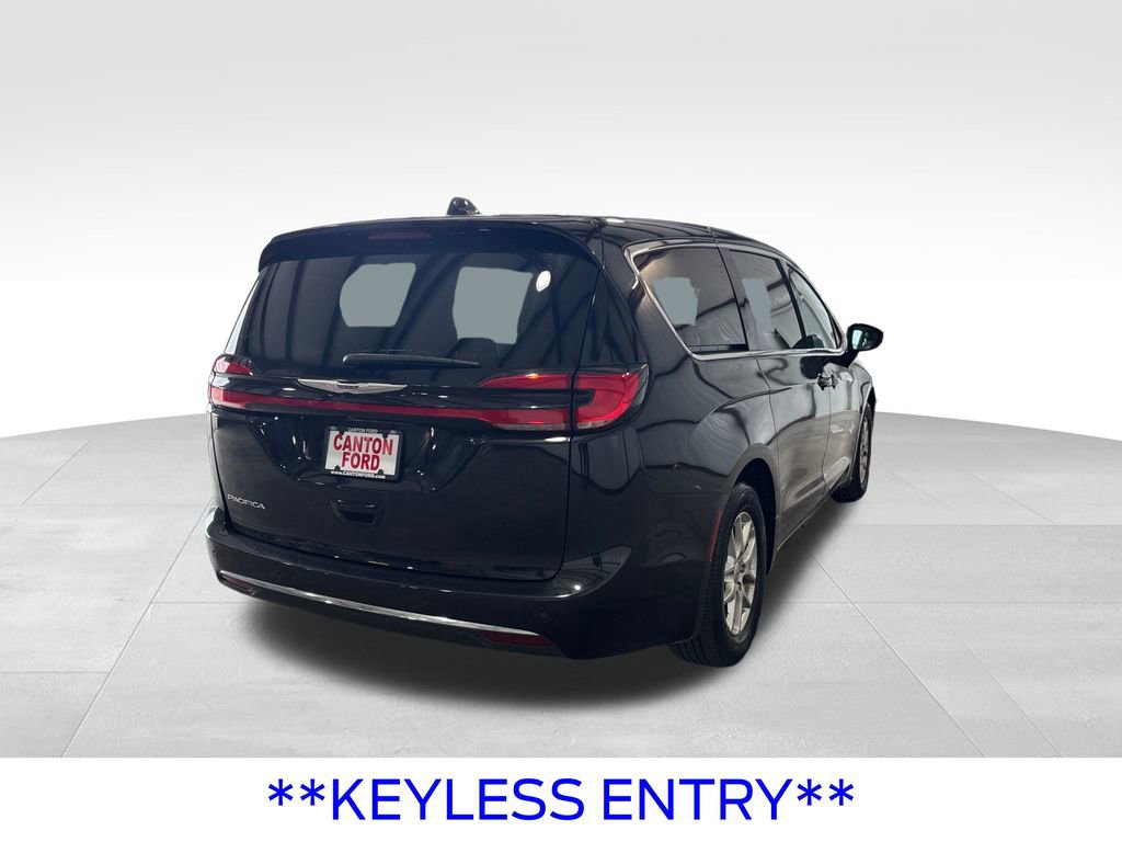 Used 2024 Chrysler Pacifica Touring-L FWD image 8