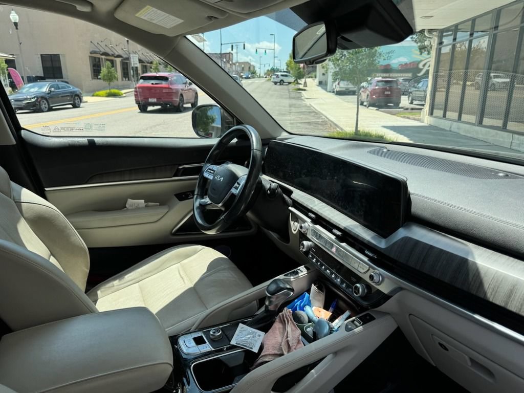 Used 2023 Kia Telluride EX w/ EX Captain's Chair Package FWD image 4