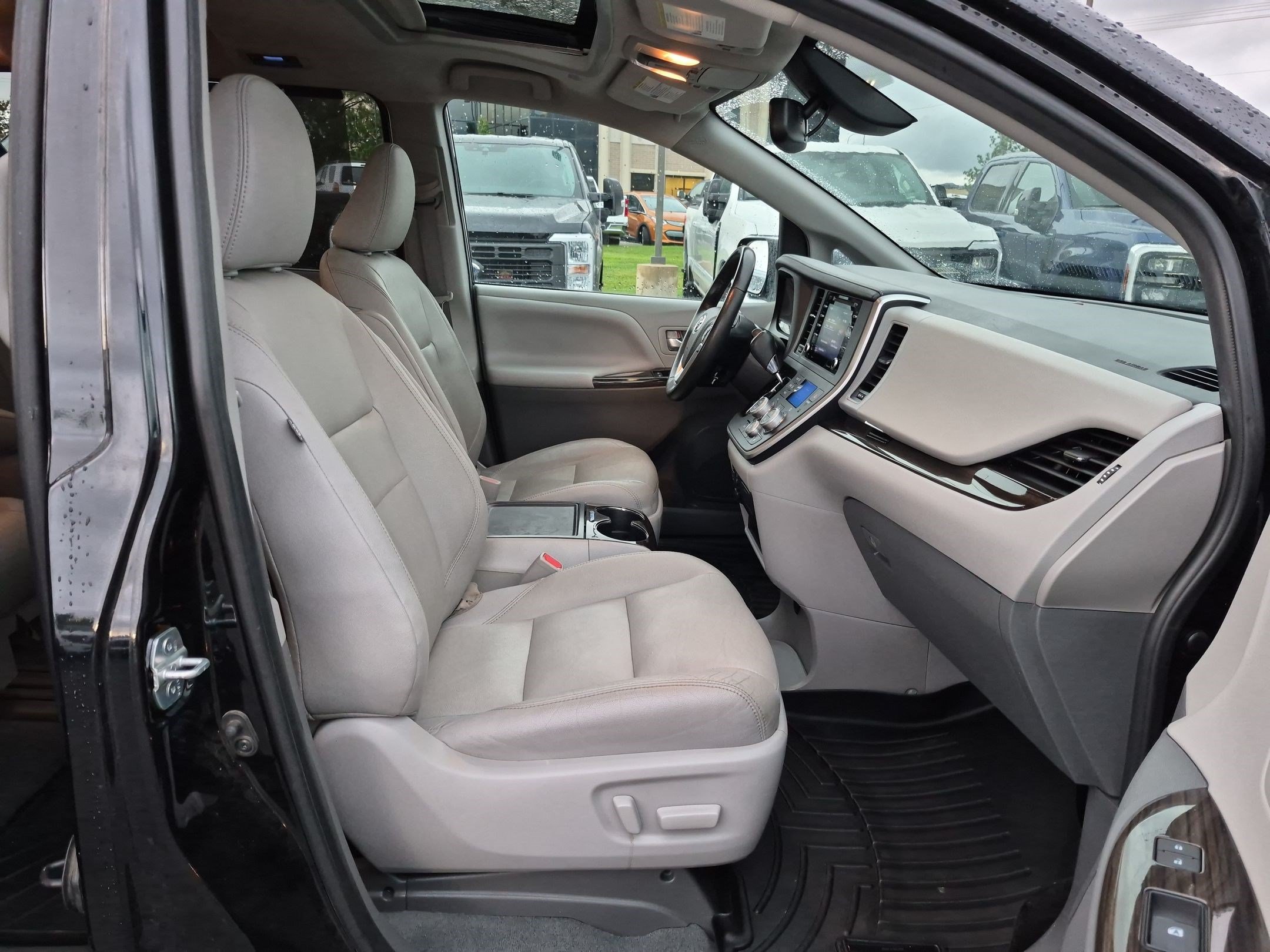 Used 2020 Toyota Sienna XLE FWD image 34