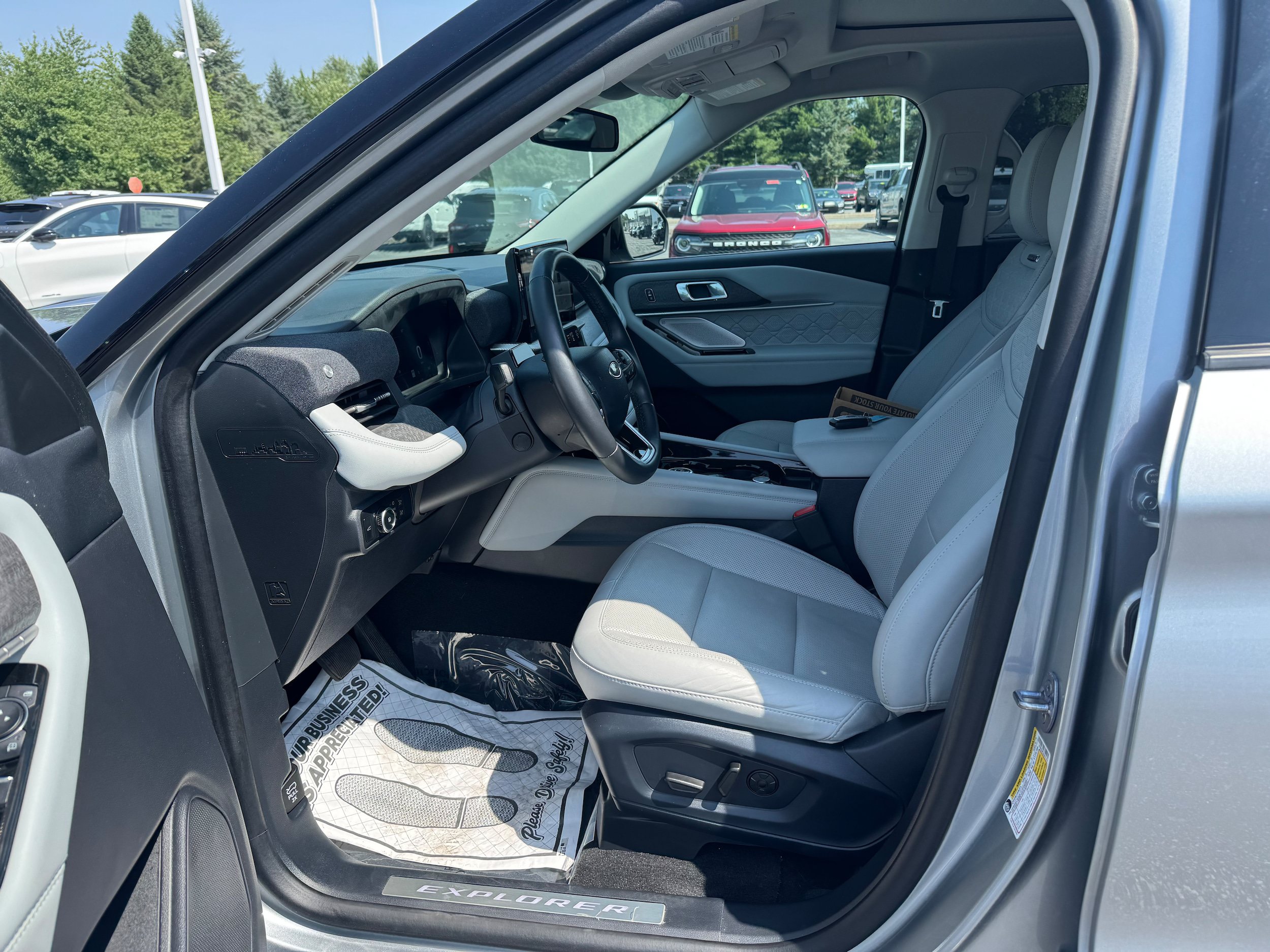 Certified 2025 Ford Explorer Platinum w/ Ultimate Package AWD/4WD image 11