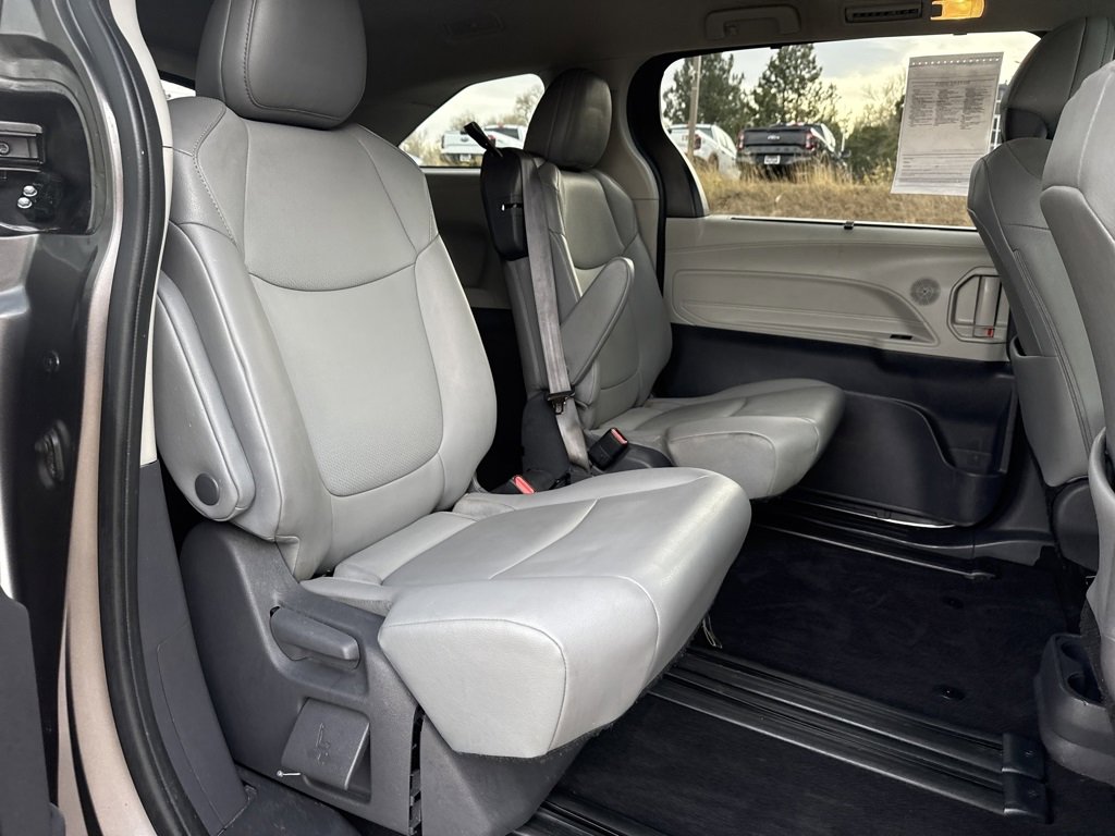 Used 2021 Toyota Sienna XLE image 27