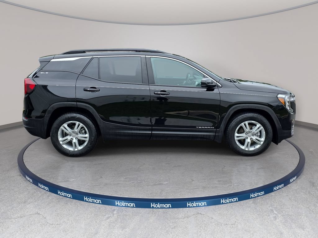 Used 2024 GMC Terrain SLE w/ Driver Convenience Package FWD image 4