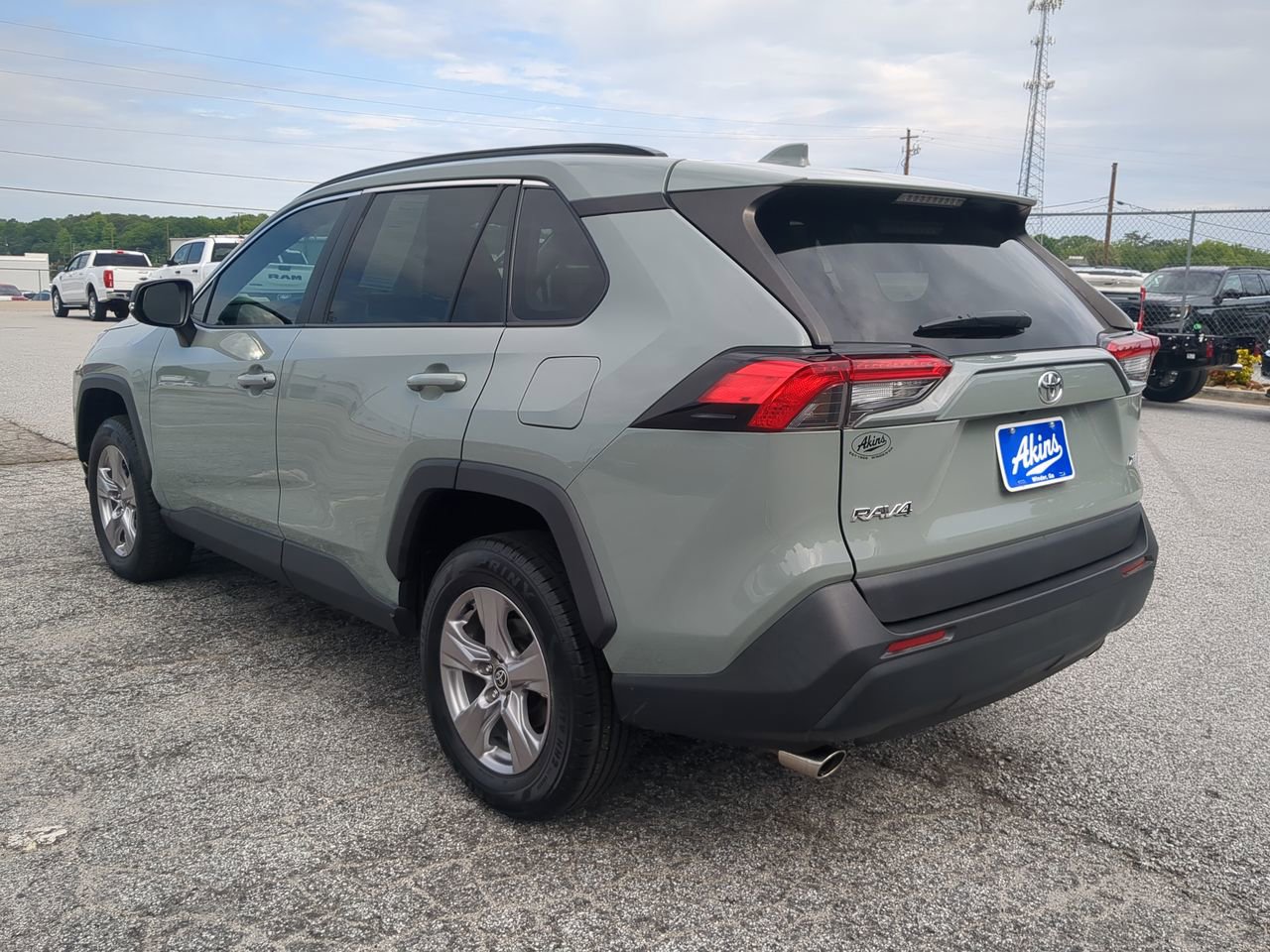Used 2022 Toyota RAV4 XLE FWD image 5