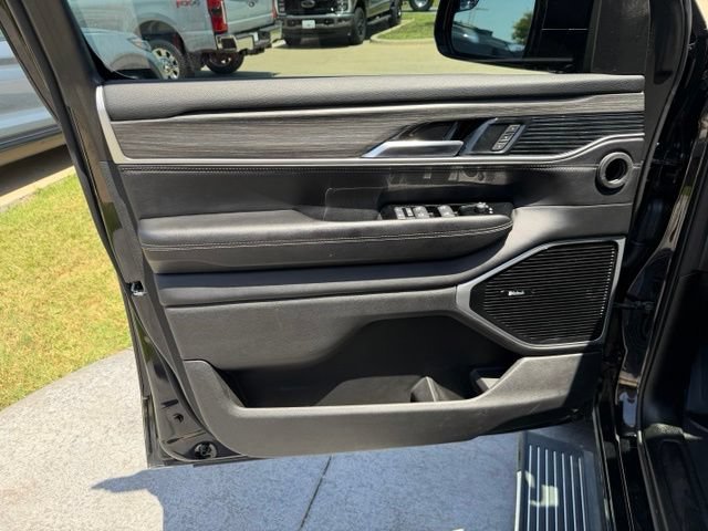 Used 2023 Jeep Wagoneer L Series III w/ Premium Group I AWD/4WD image 10