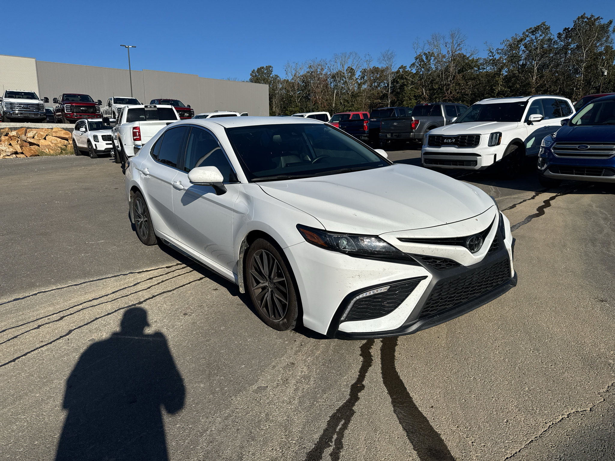 Used 2023 Toyota Camry SE w/ Convenience Package FWD image 3