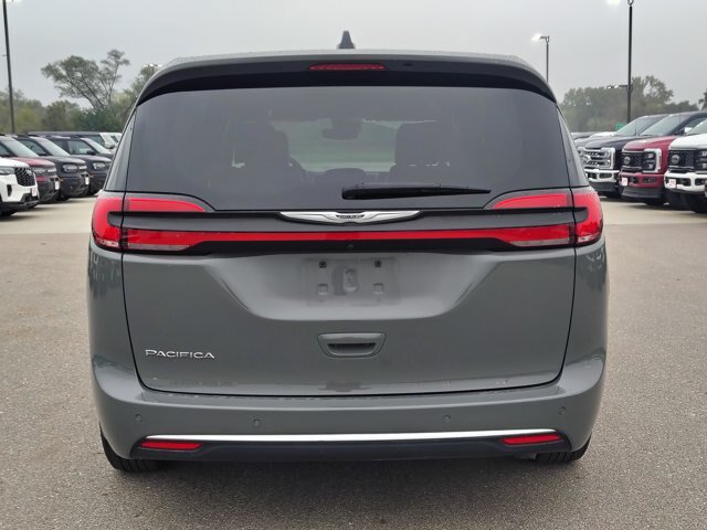 Used 2025 Chrysler Pacifica Select FWD image 6