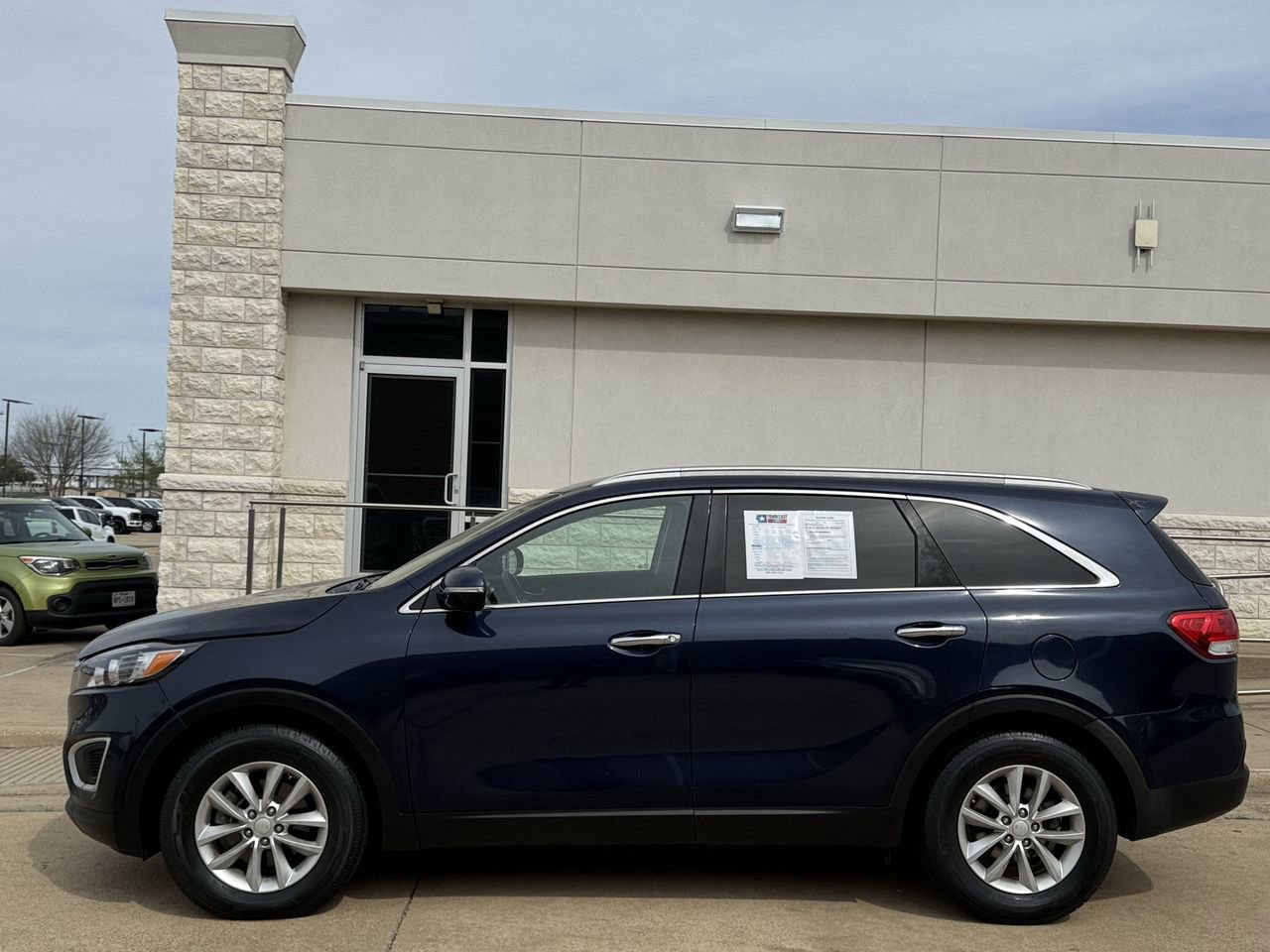 Used 2018 Kia Sorento LX image 3