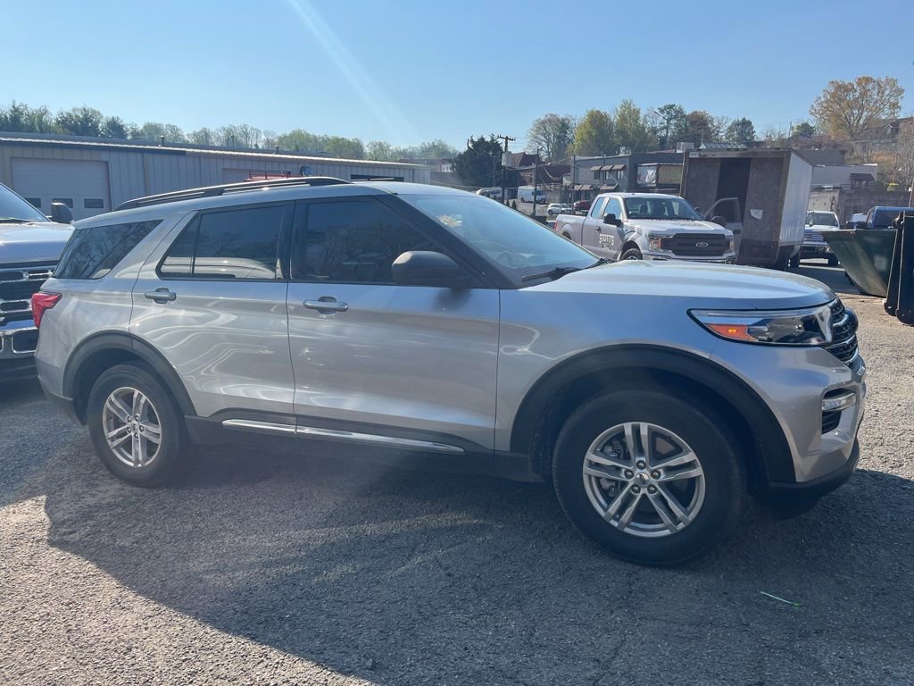 Certified 2022 Ford Explorer XLT w/ Equipment Group 202A image 4
