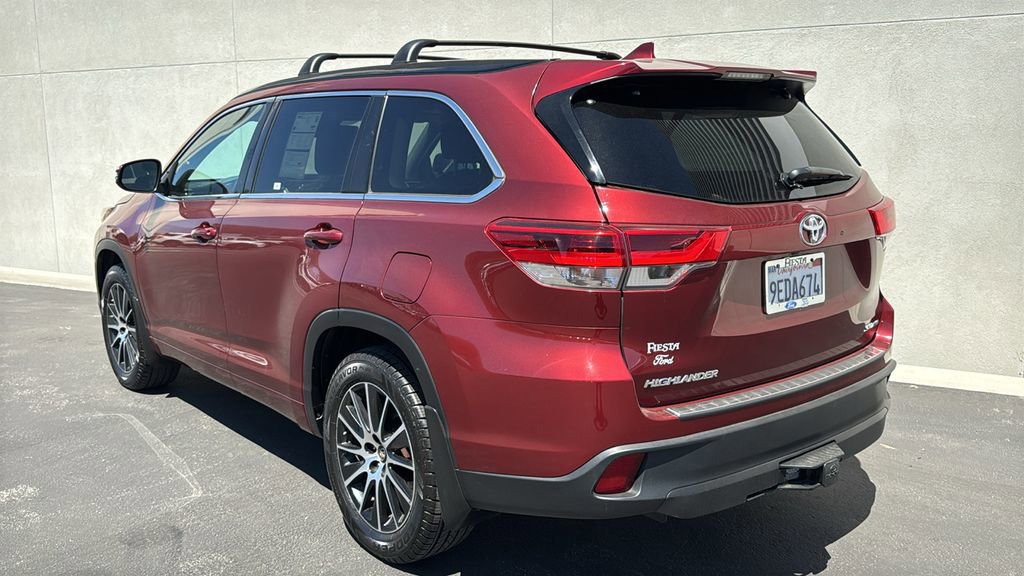 Used 2017 Toyota Highlander SE image 3