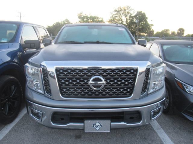 Used 2018 Nissan Titan SV image 3