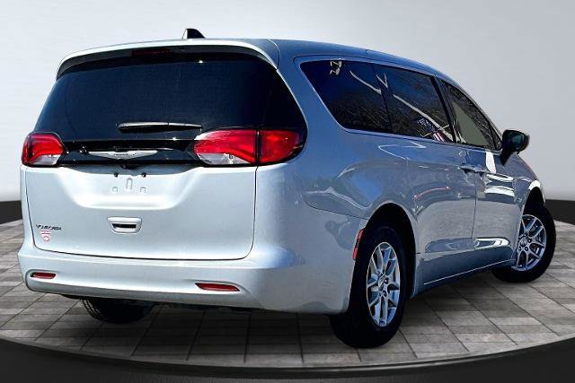 Used 2022 Chrysler Voyager LX image 7