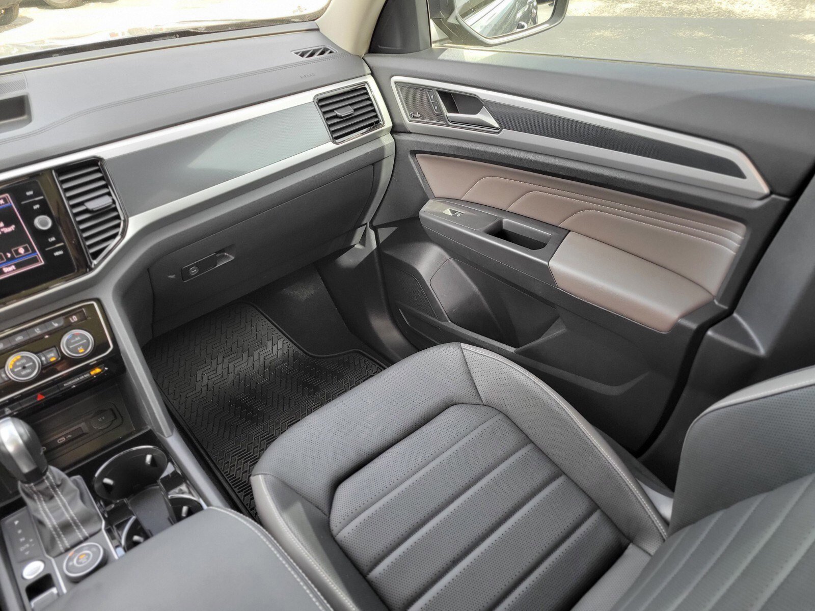 Used 2023 Volkswagen Atlas SEL Premium image 16