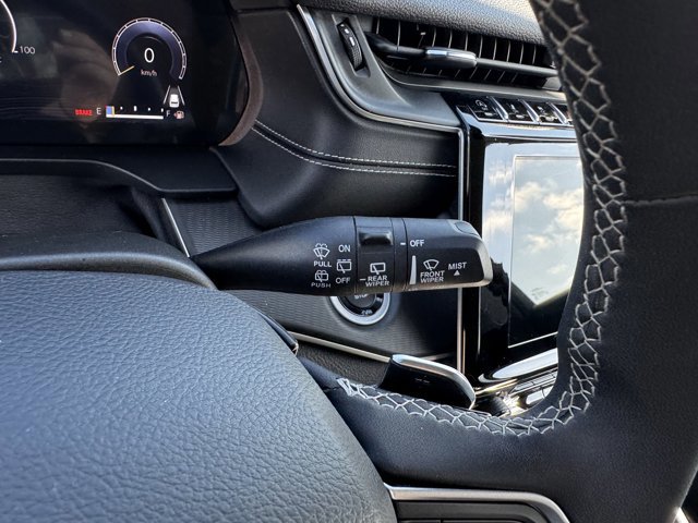 Used 2023 Jeep Grand Cherokee Laredo image 15