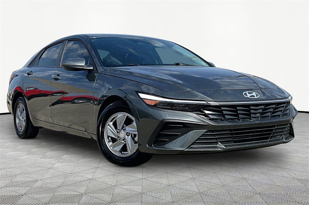 Used 2025 Hyundai Elantra SE w/ Cargo Package image 12