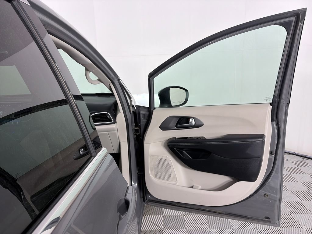 Used 2023 Chrysler Pacifica Touring-L FWD image 29