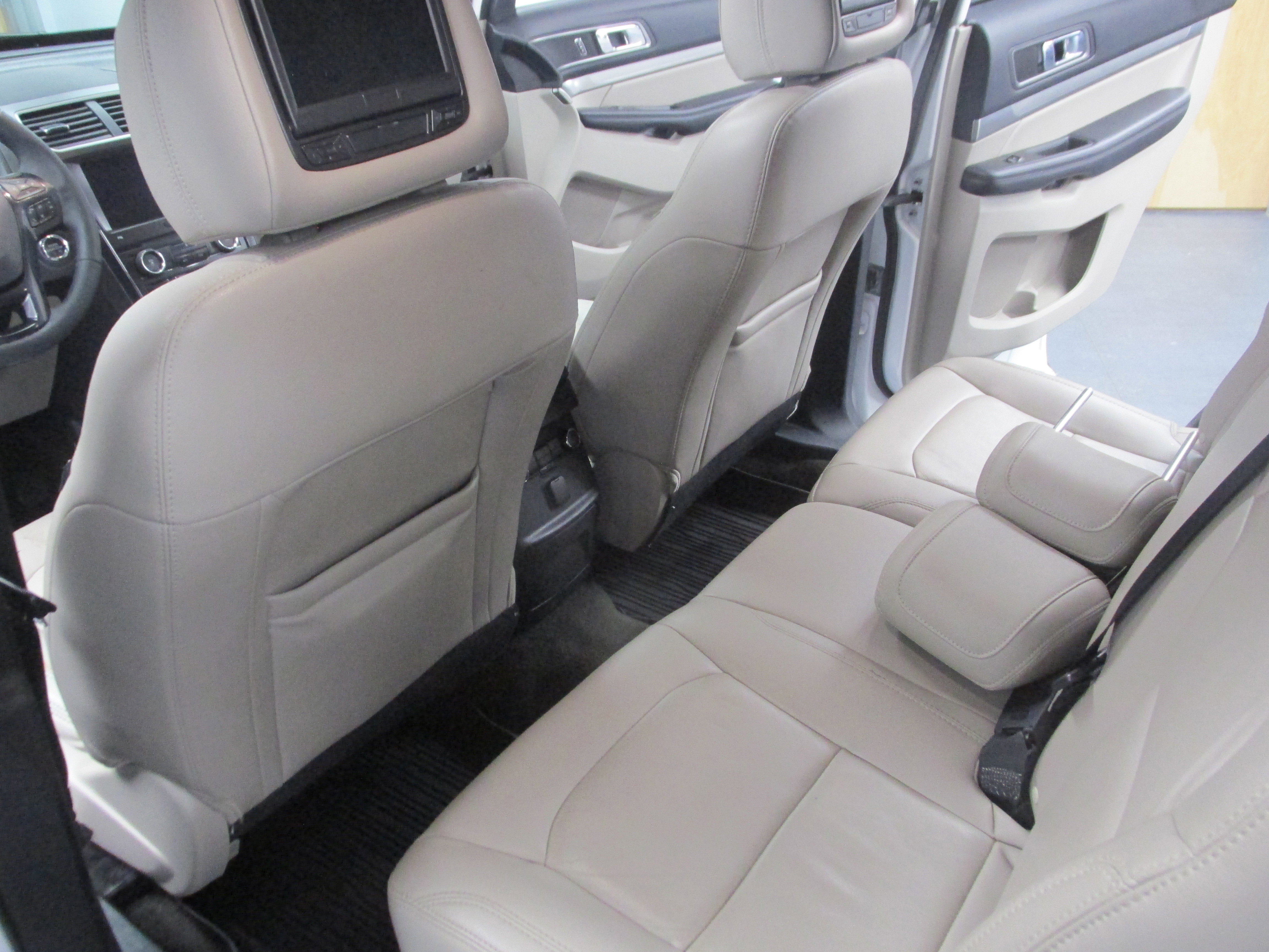 Certified 2018 Ford Explorer XLT w/ Equipment Group 202A image 28