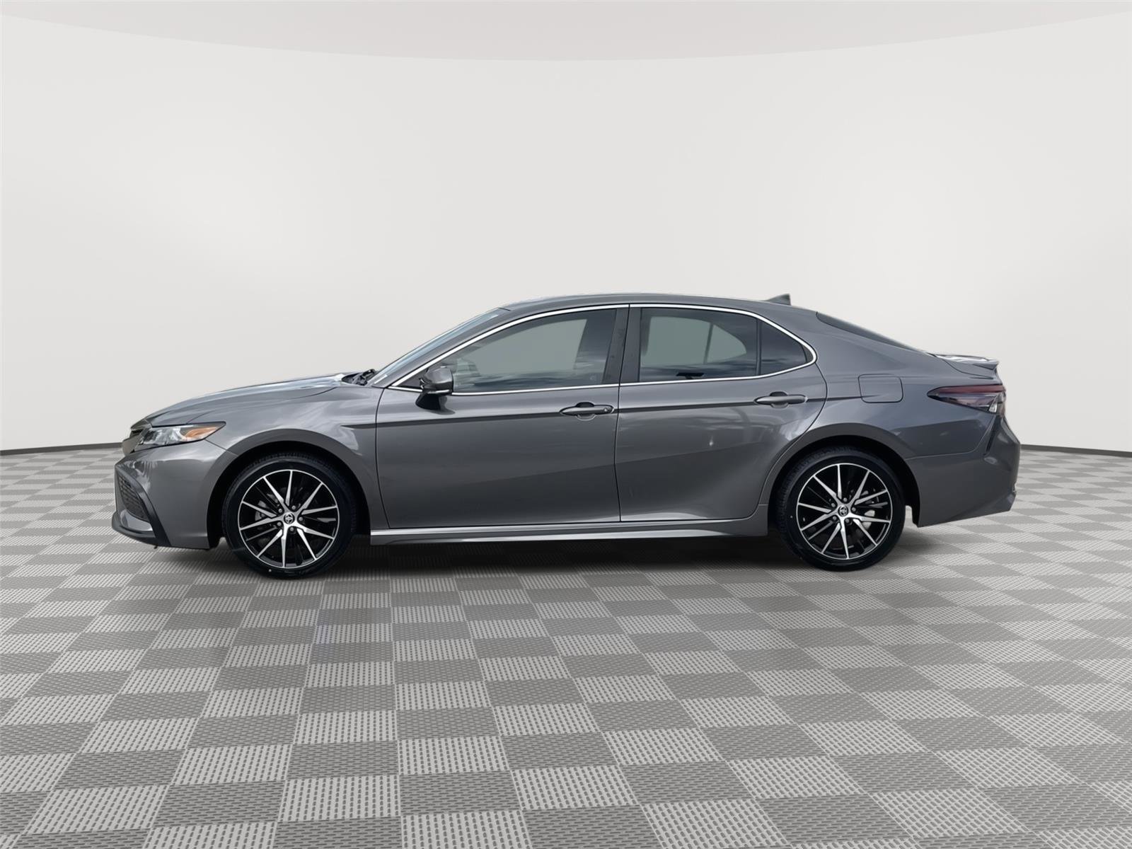 Used 2023 Toyota Camry SE w/ Convenience Package FWD image 2
