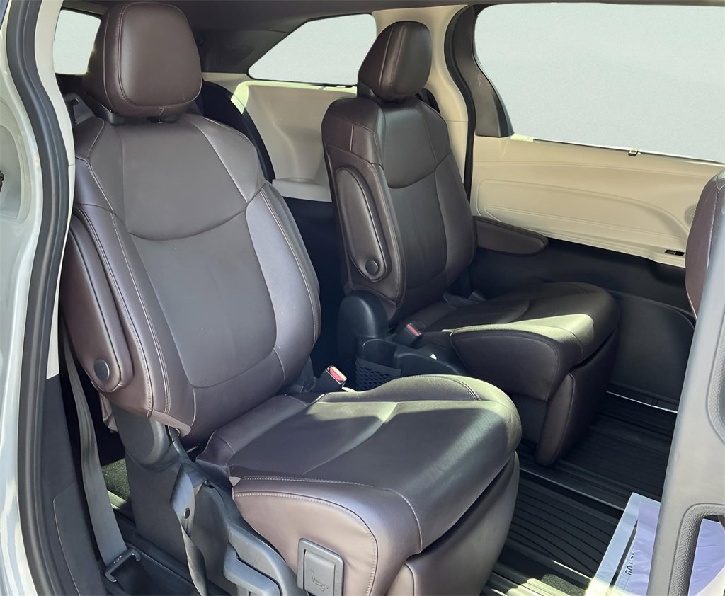 Used 2021 Toyota Sienna Platinum image 19
