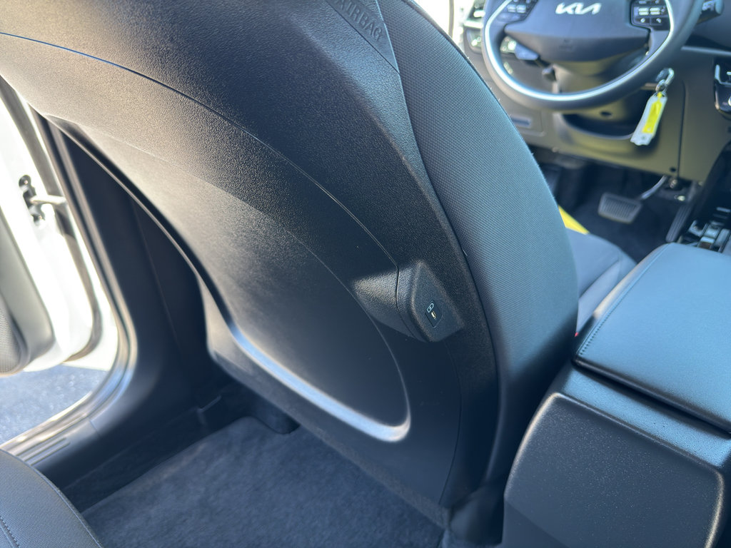 Used 2025 Kia Niro LX FWD image 18