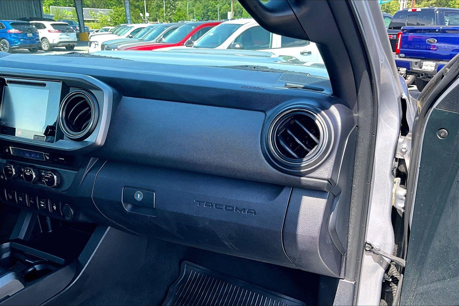 Used 2017 Toyota Tacoma TRD Sport AWD/4WD image 17