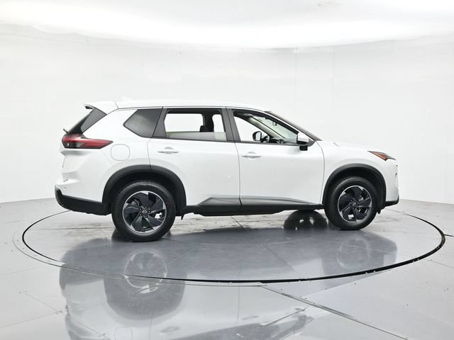 Used 2024 Nissan Rogue SV AWD/4WD image 2