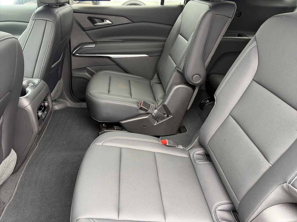 Used 2025 Chevrolet Traverse LT w/ Driver Confidence Package FWD image 31