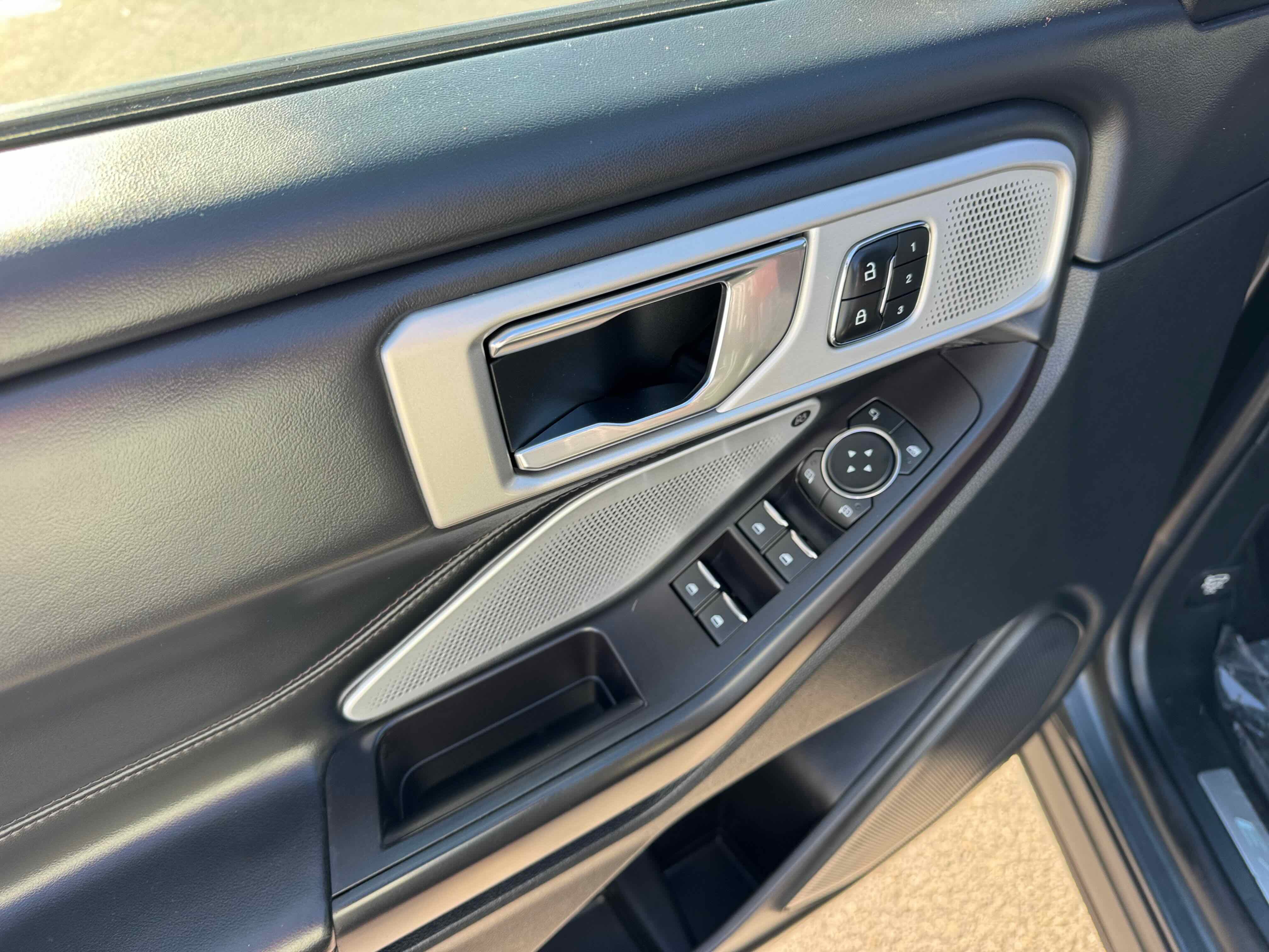 Certified 2020 Ford Explorer Platinum w/ Premium Technology Package image 17