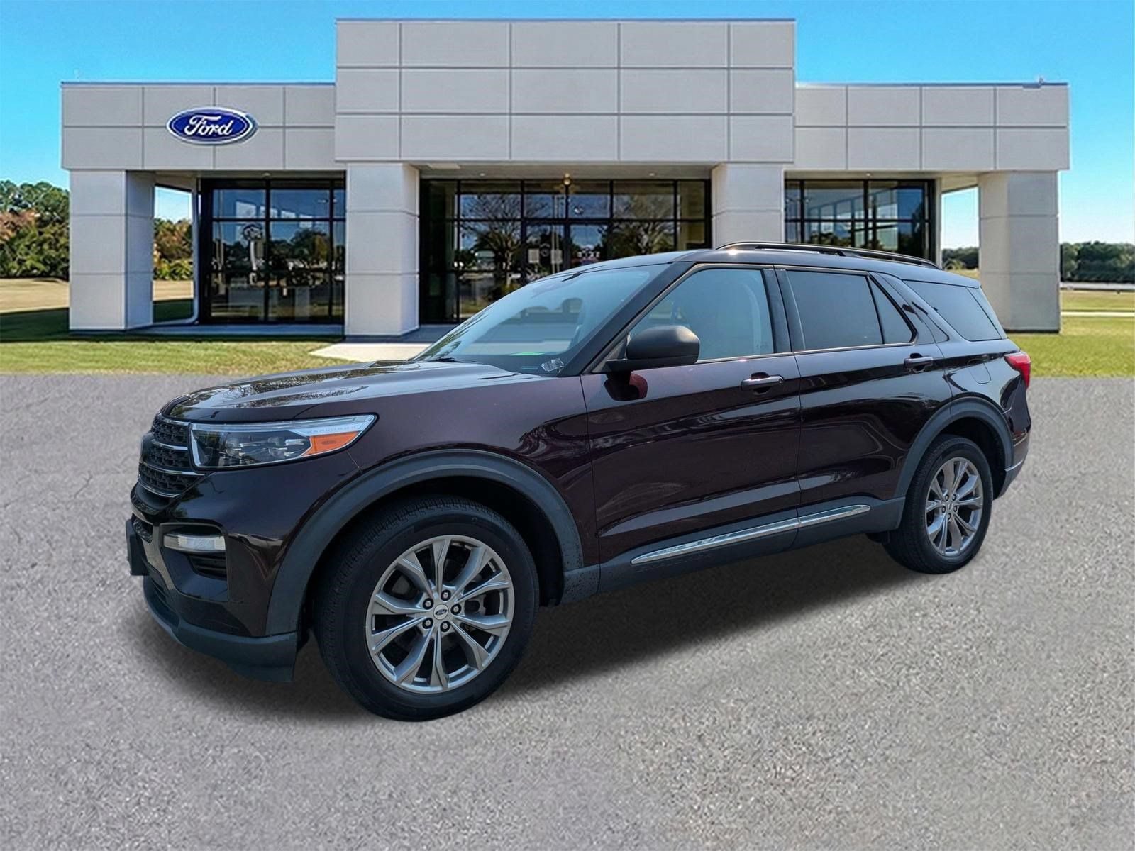 Certified 2022 Ford Explorer XLT w/ Equipment Group 202A AWD/4WD image 4