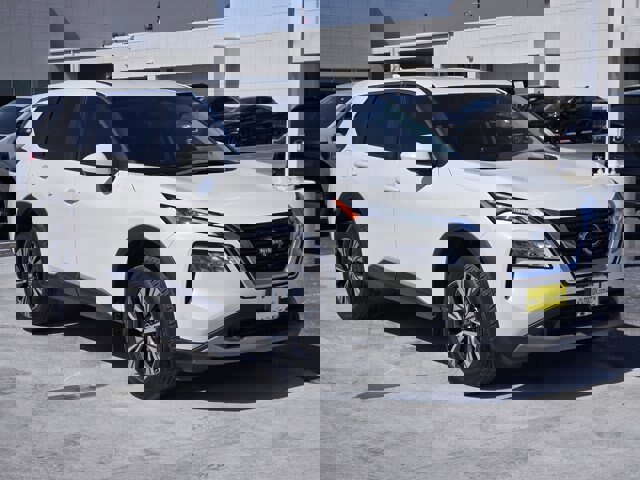 Used 2023 Nissan Rogue SV image 3