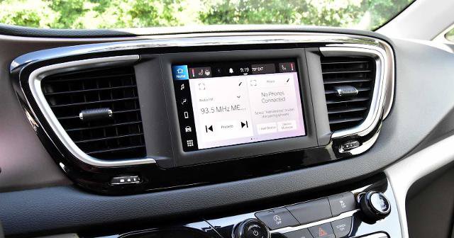 Used 2022 Chrysler Voyager LX FWD image 19