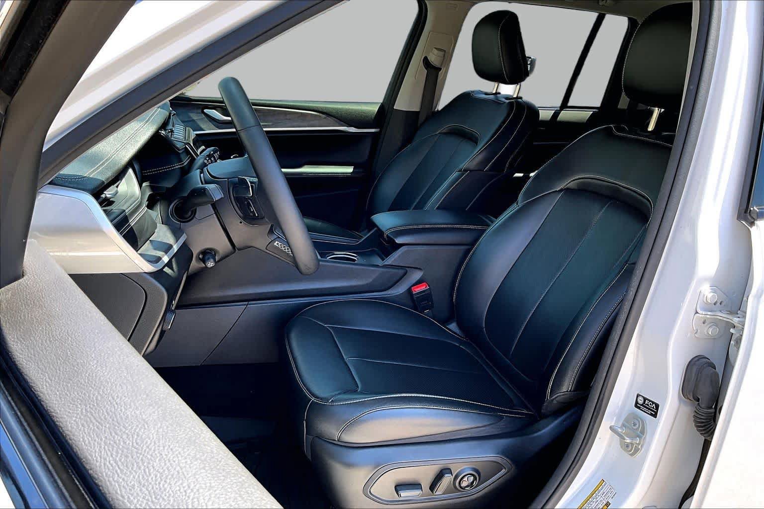 Used 2024 Jeep Grand Cherokee Limited w/ Luxury Tech Group II RWD image 10