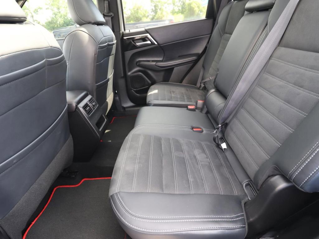 Used 2024 Mitsubishi Outlander SE Black Edition image 12