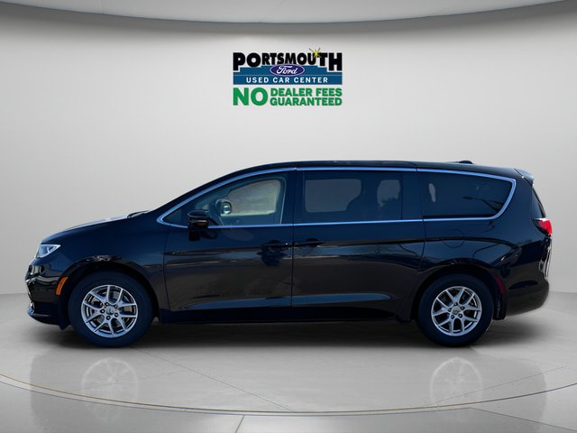 Used 2024 Chrysler Pacifica Touring-L FWD image 2