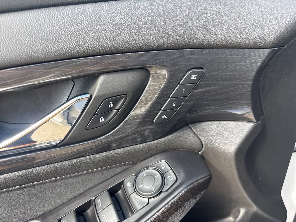 Used 2023 Chevrolet Traverse High Country FWD image 14