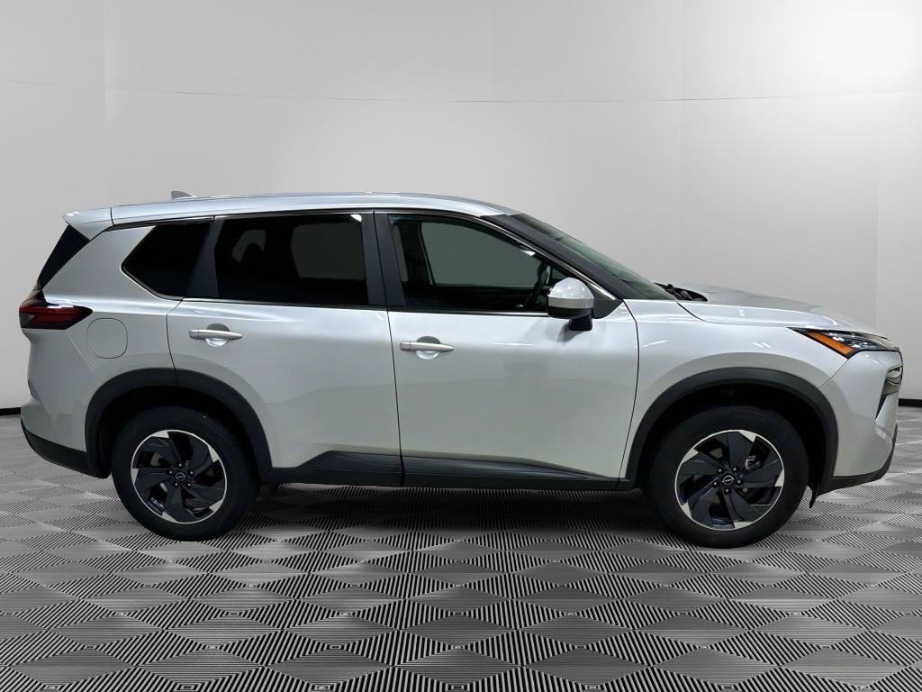 Used 2024 Nissan Rogue SV FWD image 4