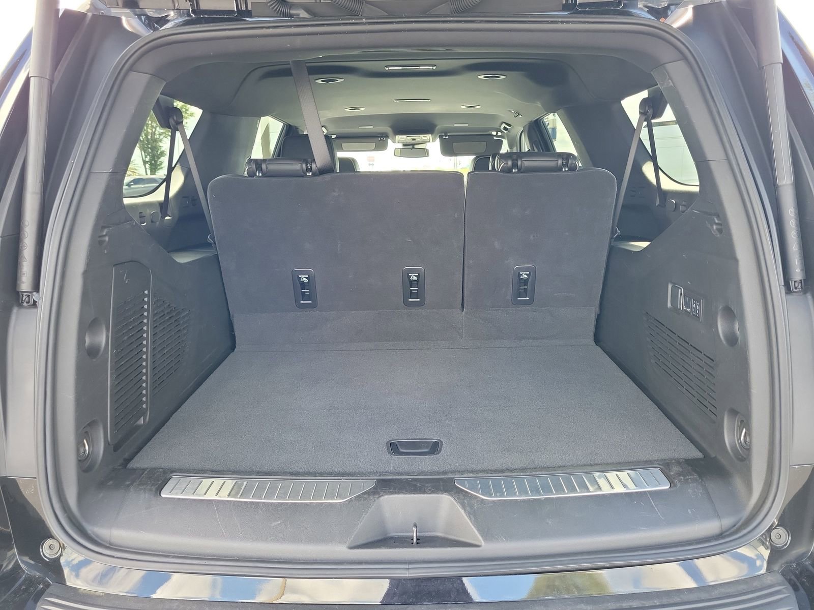 Used 2025 Chevrolet Suburban Premier AWD/4WD image 7