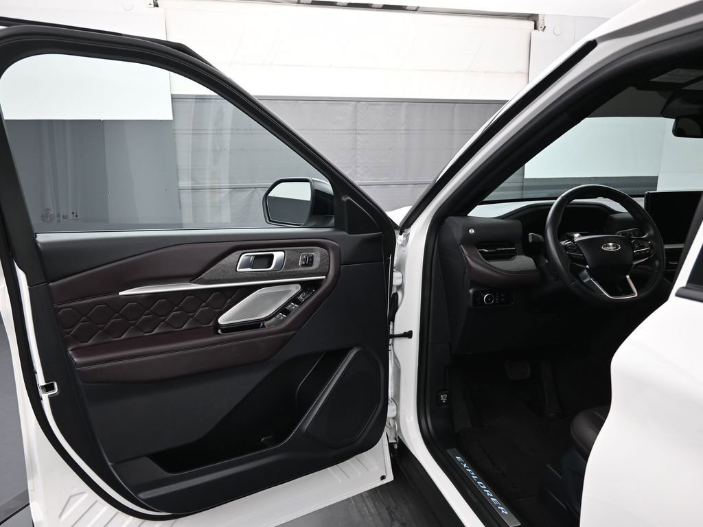 Certified 2025 Ford Explorer Platinum w/ Ultimate Package image 9