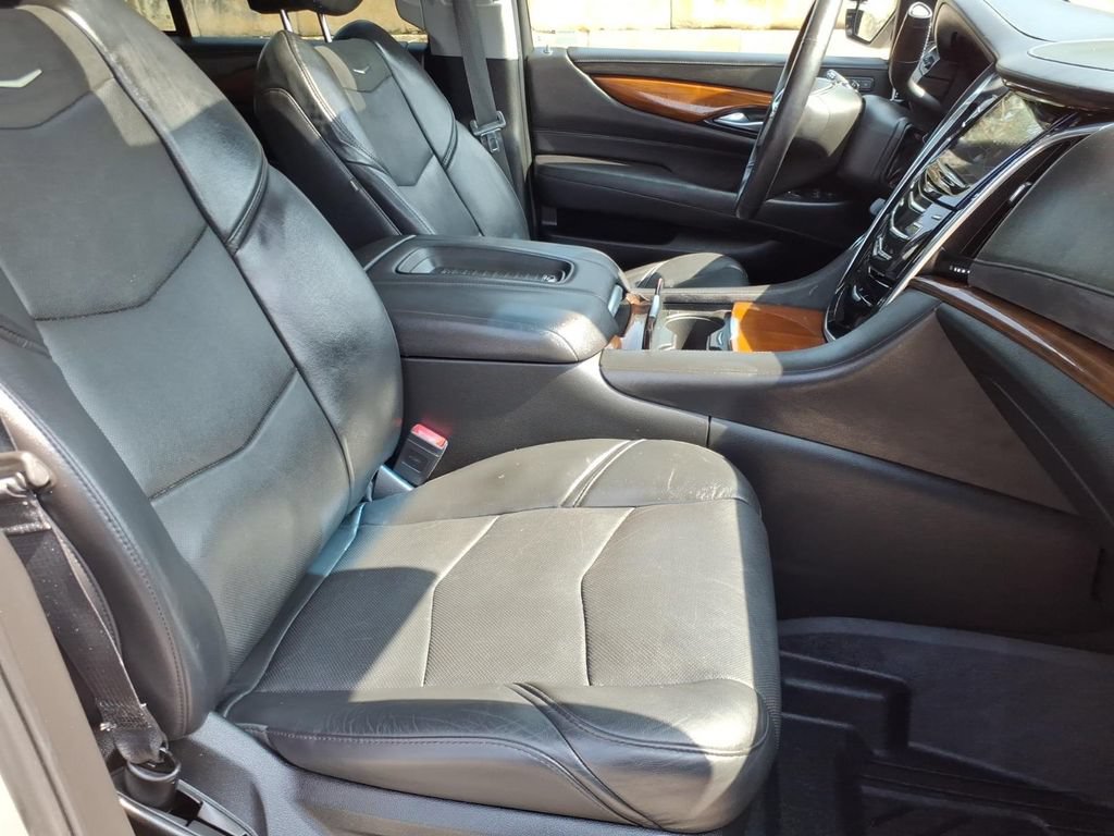 Used 2019 Cadillac Escalade Luxury RWD image 3