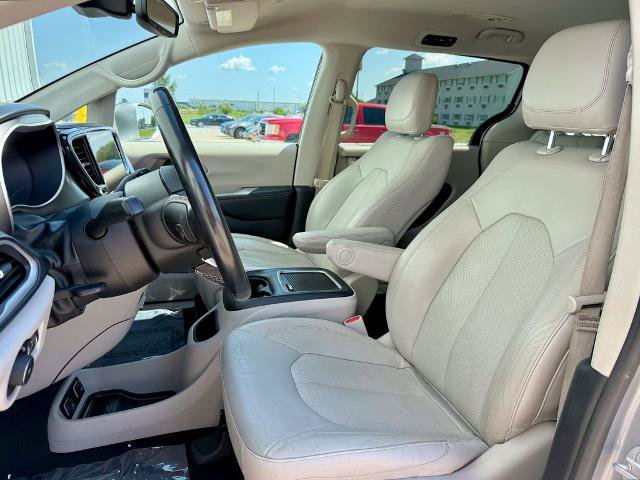 Used 2021 Chrysler Pacifica Touring-L FWD image 11