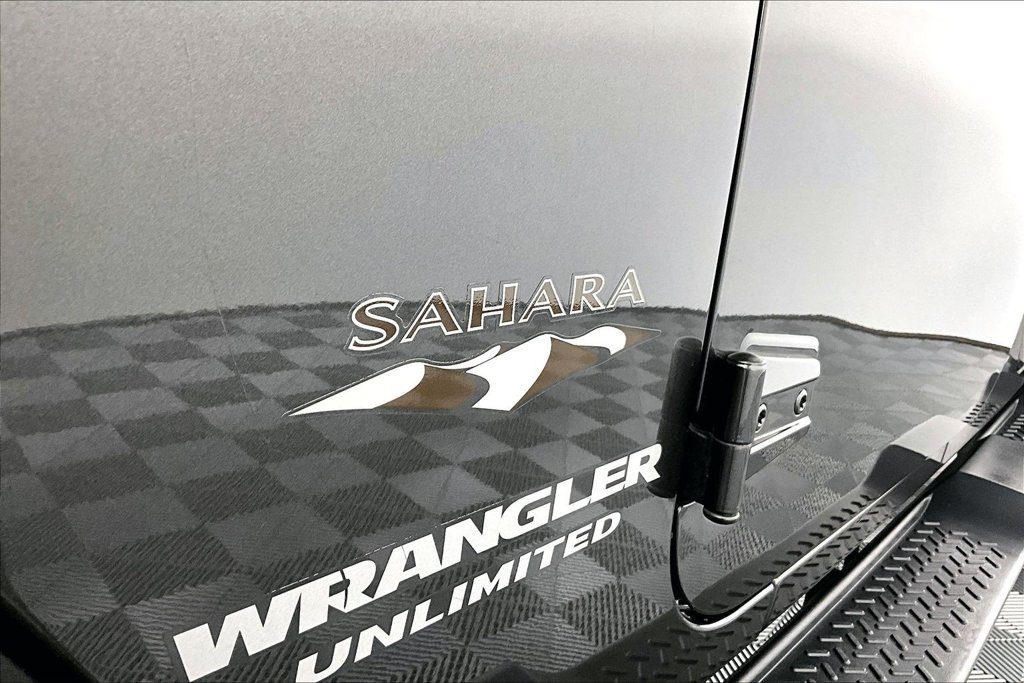 Used 2017 Jeep Wrangler Unlimited Sahara w/ Dual Top Group AWD/4WD image 14