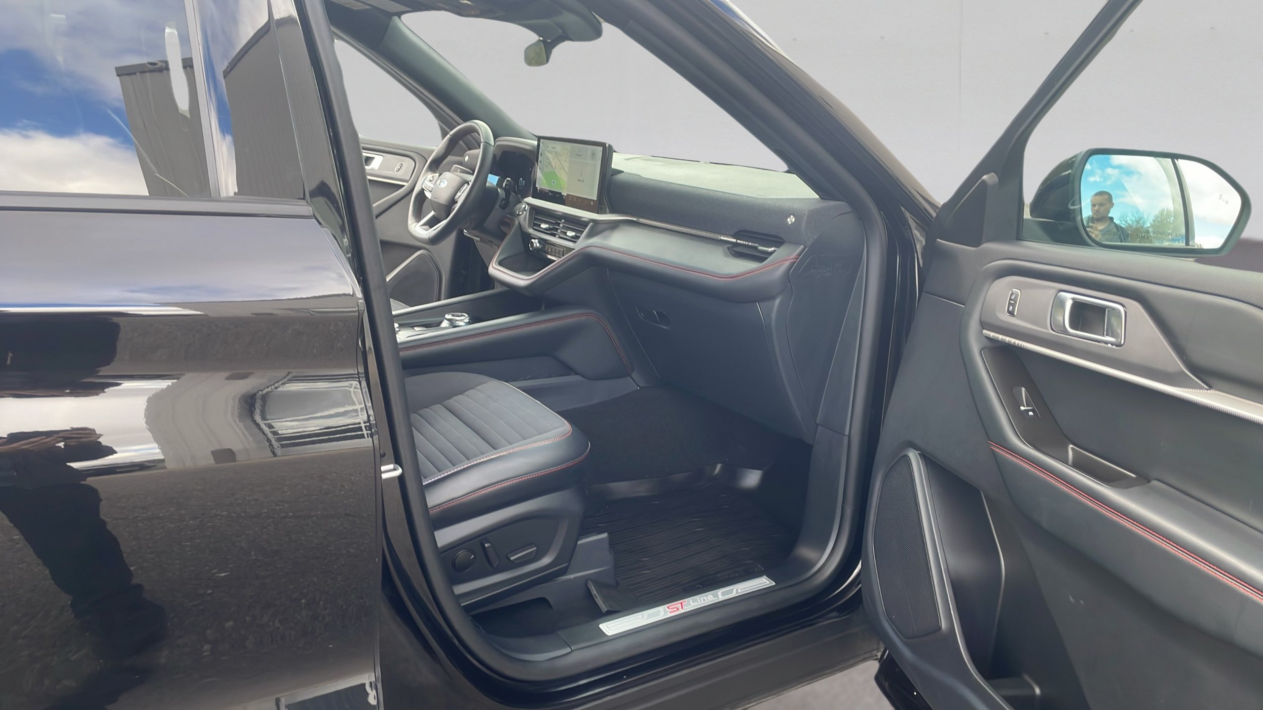 Certified 2025 Ford Explorer ST-Line AWD/4WD image 24