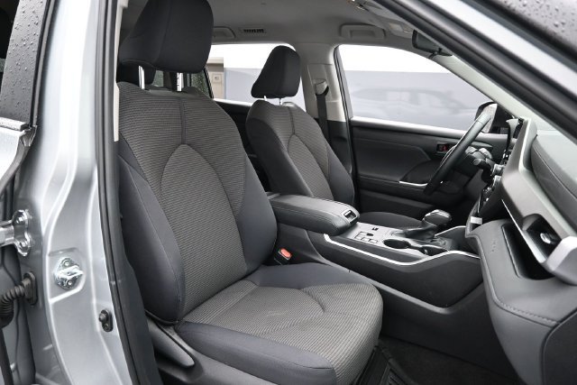 Used 2025 Toyota Highlander LE FWD image 26