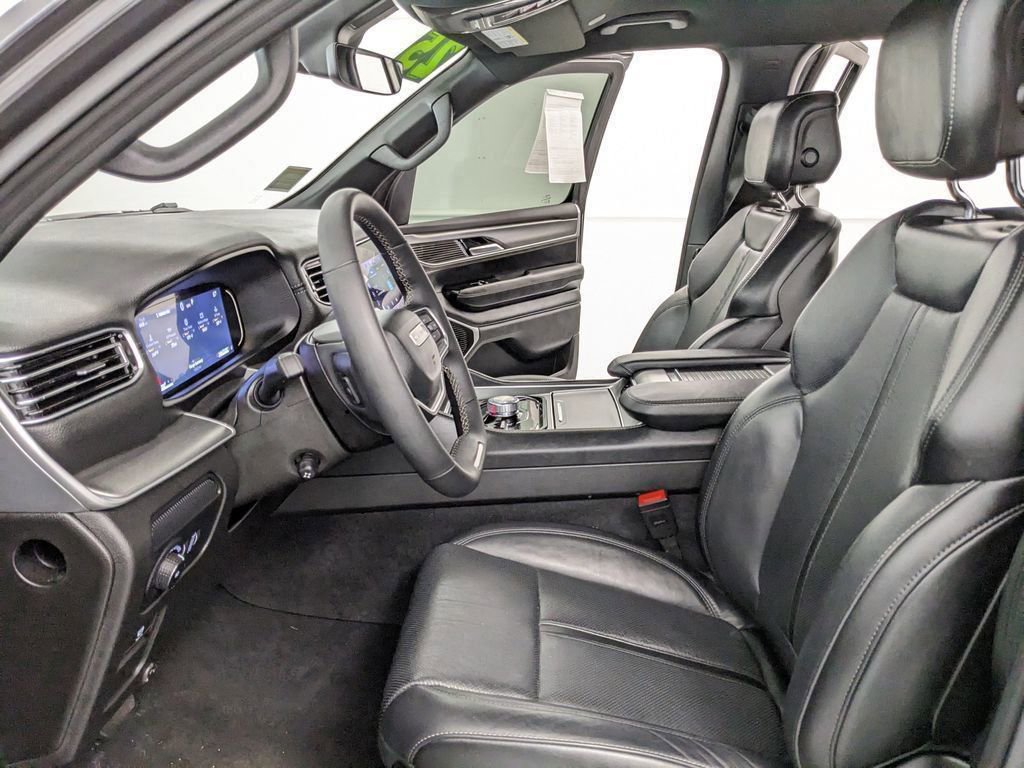 Used 2025 Jeep Wagoneer L Series II w/ 8-pass Seating Package AWD/4WD image 30