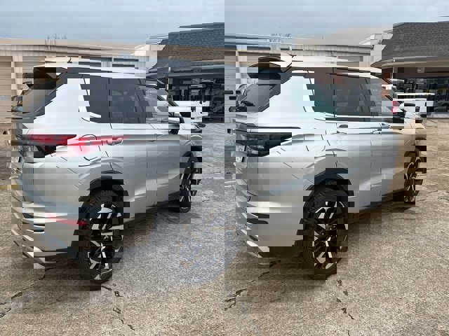 Used 2024 Mitsubishi Outlander AWD image 2