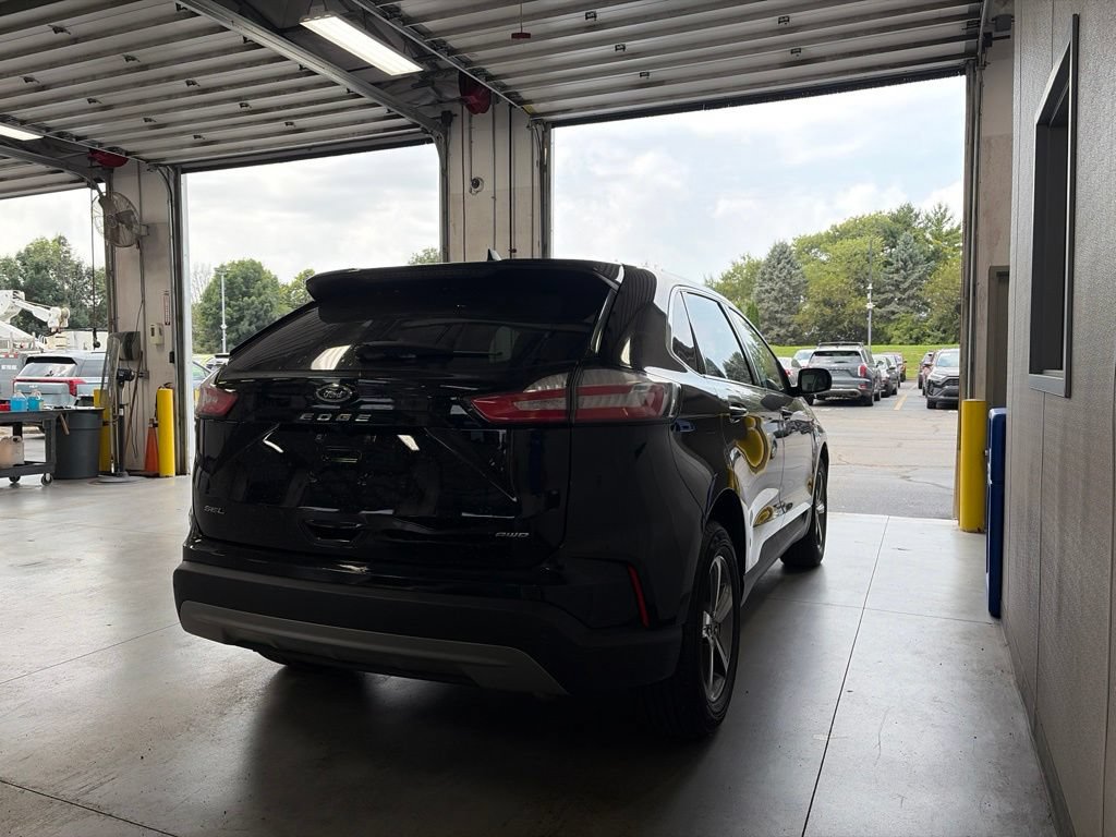 Certified 2024 Ford Edge SEL w/ Convenience Package AWD/4WD image 3