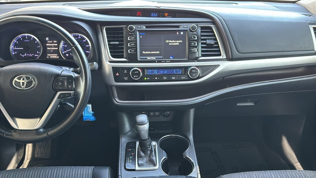 Used 2018 Toyota Highlander Plus w/ Carpet Mat Package (TMS) FWD image 9