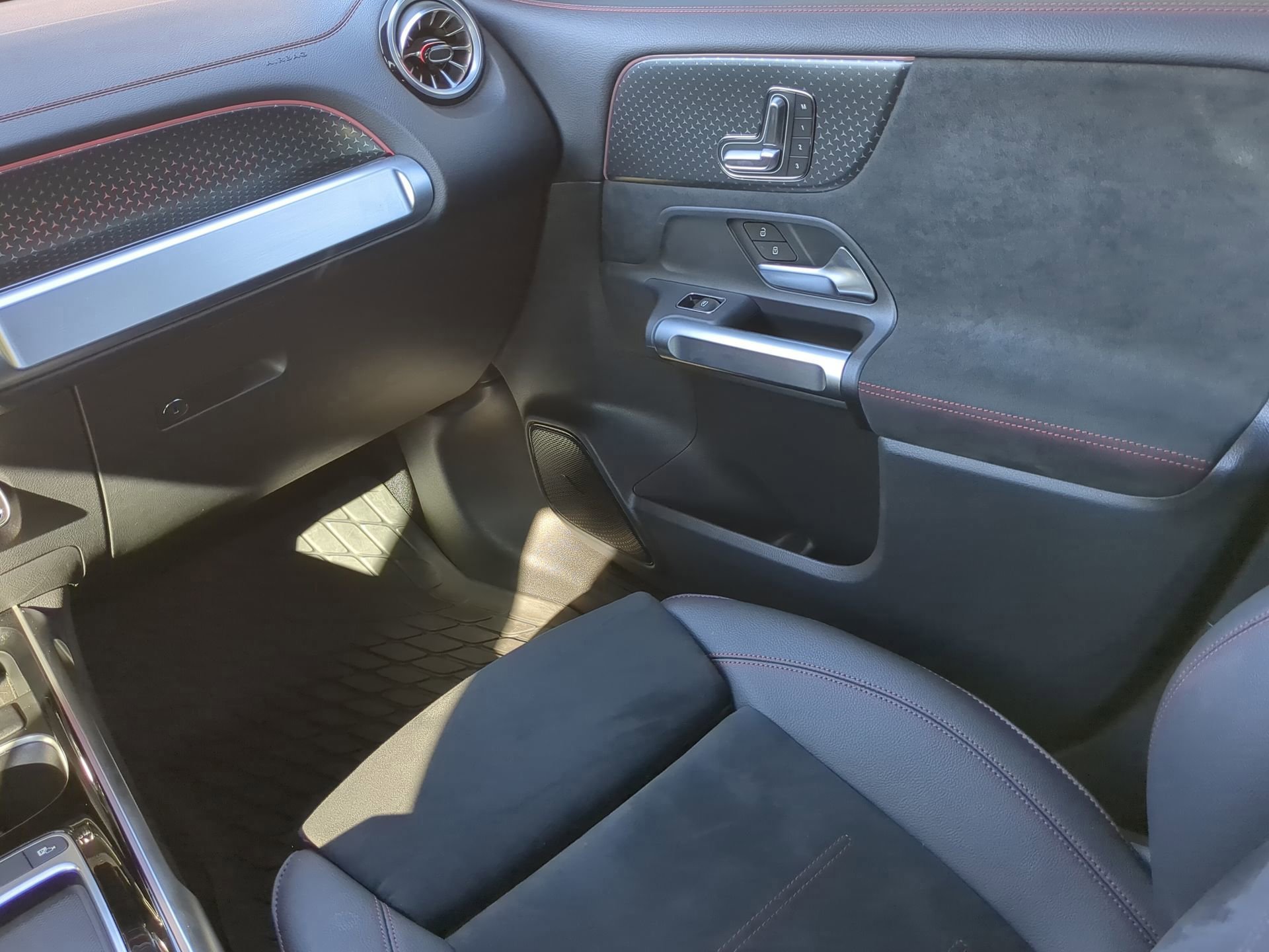 Used 2024 Mercedes-Benz EQB 300 4MATIC image 45