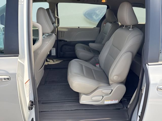 Used 2017 Toyota Sienna XLE w/ XLE Navigation Package AWD/4WD image 9